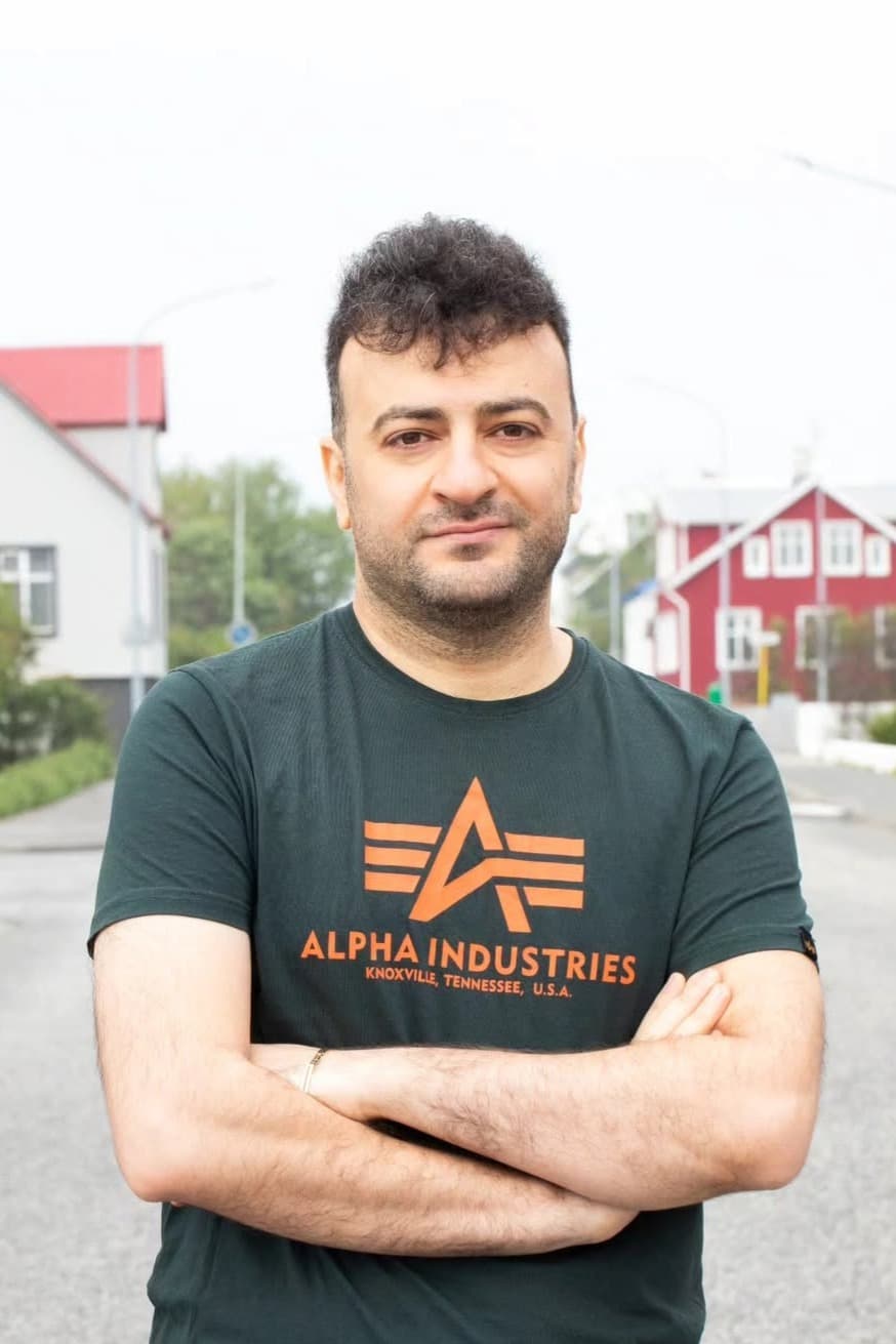 علي وجيه يهدي مطبخ المدينة لوالدته