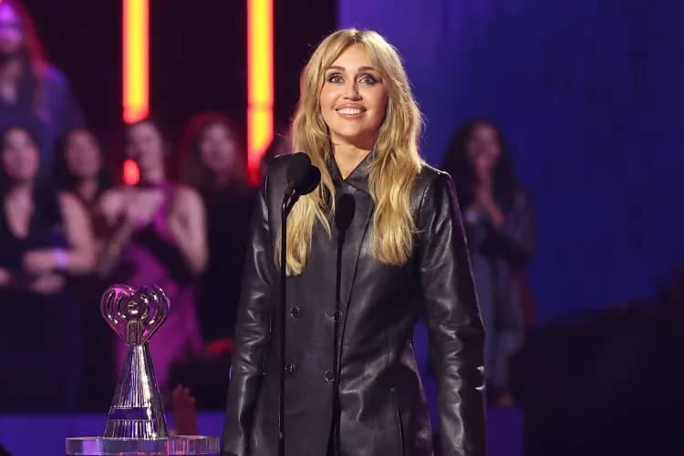 مايلي سايرس تتألق بجائزة الابتكار في iHeartRadio 2026 