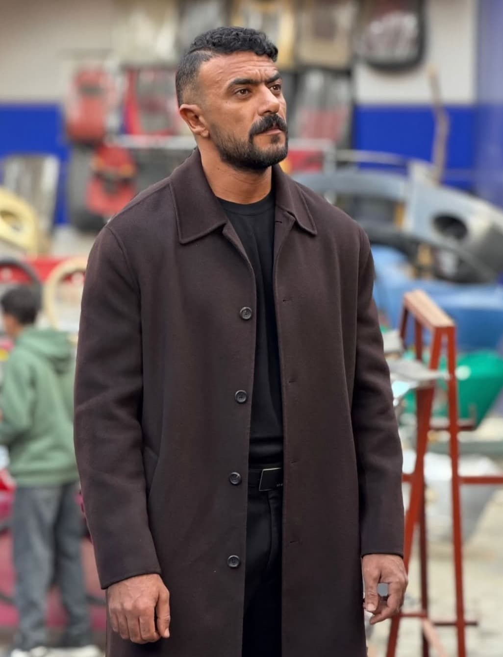 أحمد العوضي يفاجئ أهالي عين شمس بذبح الأضحية بينهم