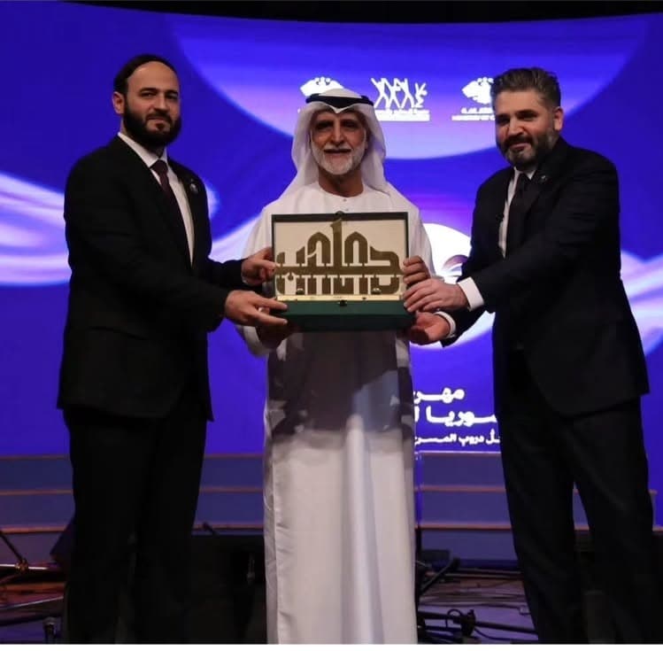 حبيب غلوم يتسلّم تكريماً في مهرجان سوريا المسرحي بحلب