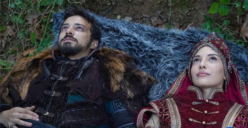 حب من الكواليس؟ ثنائي مسلسل المؤسس أورهان يشعل الجدل بعلاقة غامضة