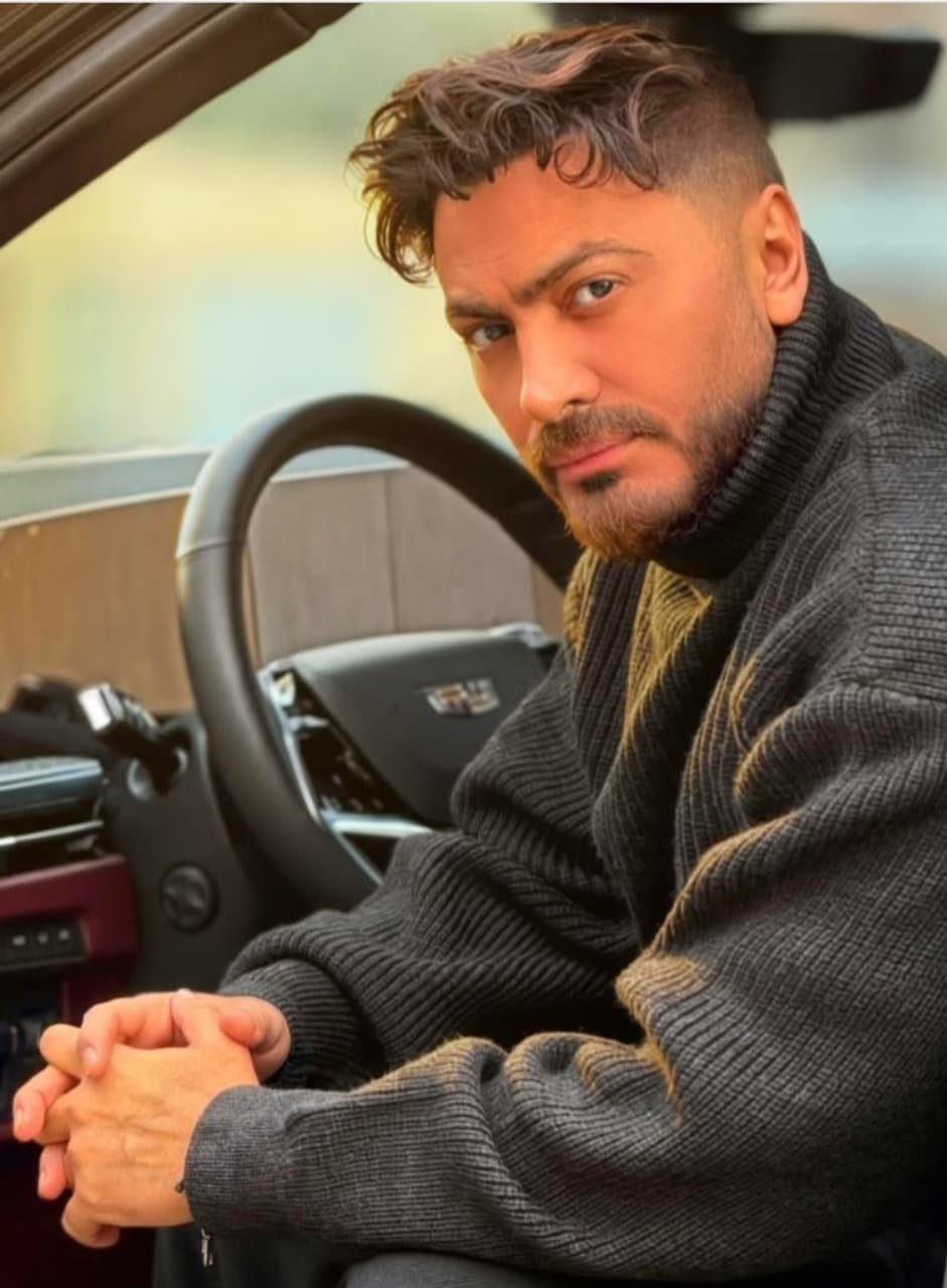 تامر حسني يرقص مع السفير الفرنسي دون أن يعرفه