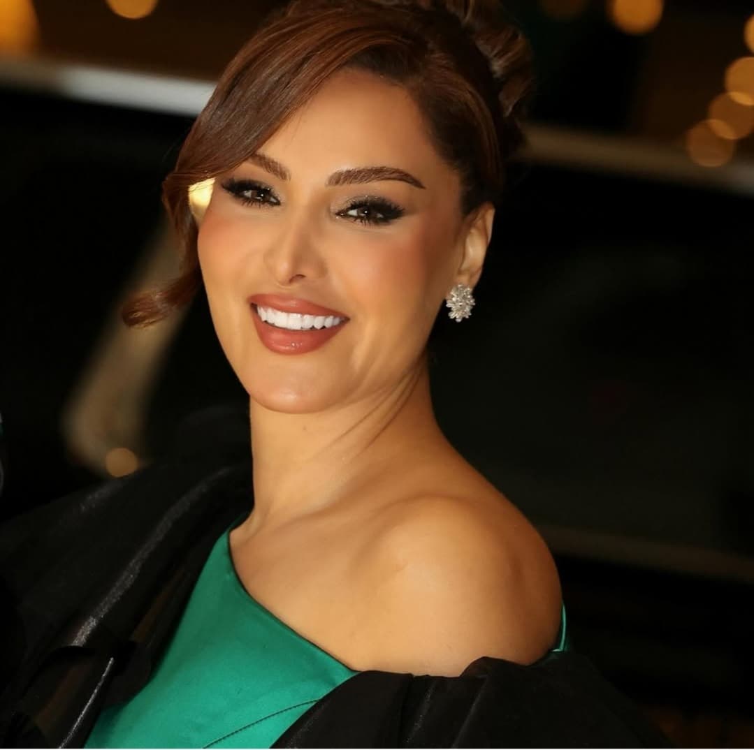 قمر خلف تذهل الجمهور بشخصية "فاتنة" في مولانا