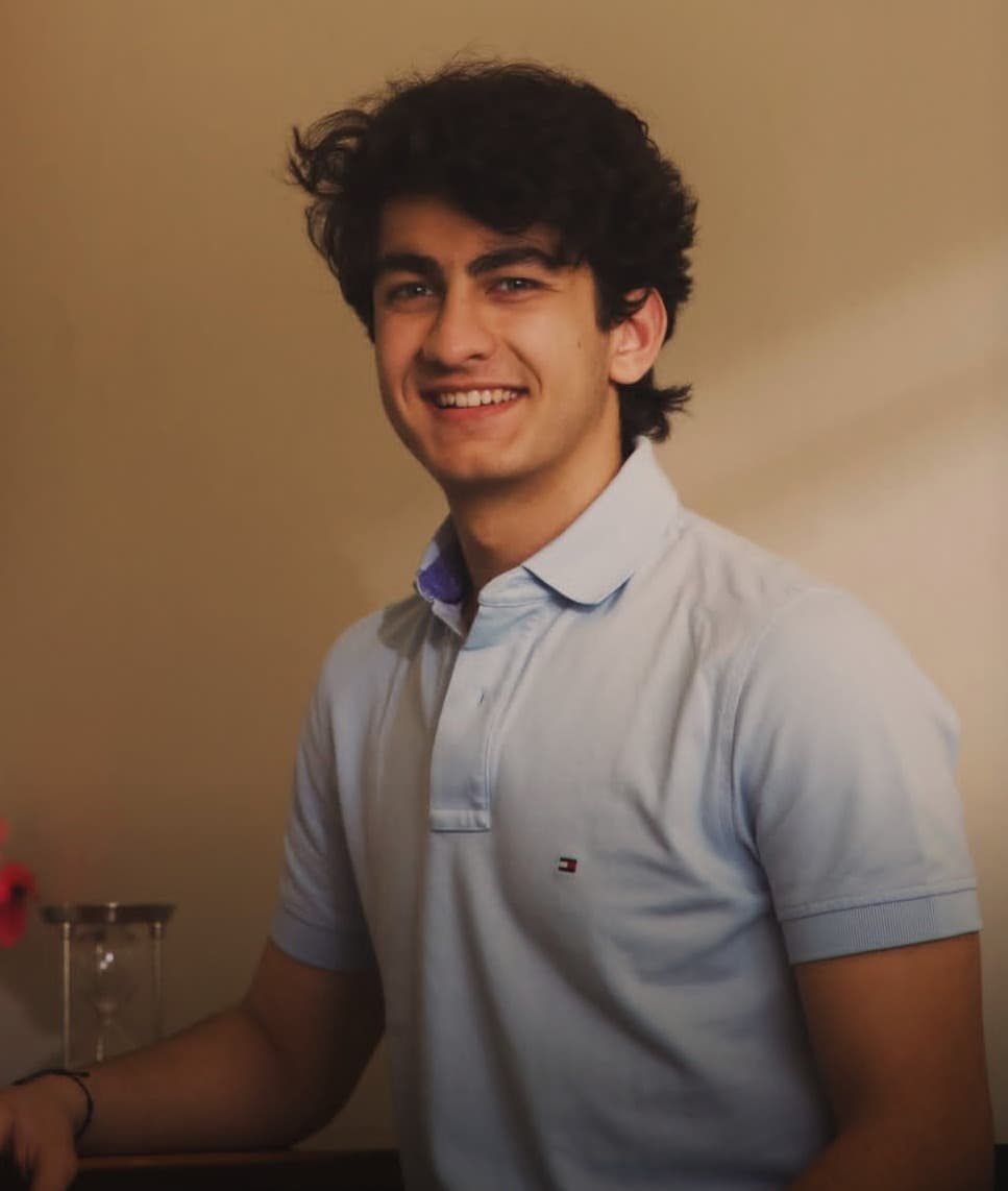 آدم سيجري يستعيد ذكرى والده نضال مع قبوله في المعهد العالي للفنون المسرحية